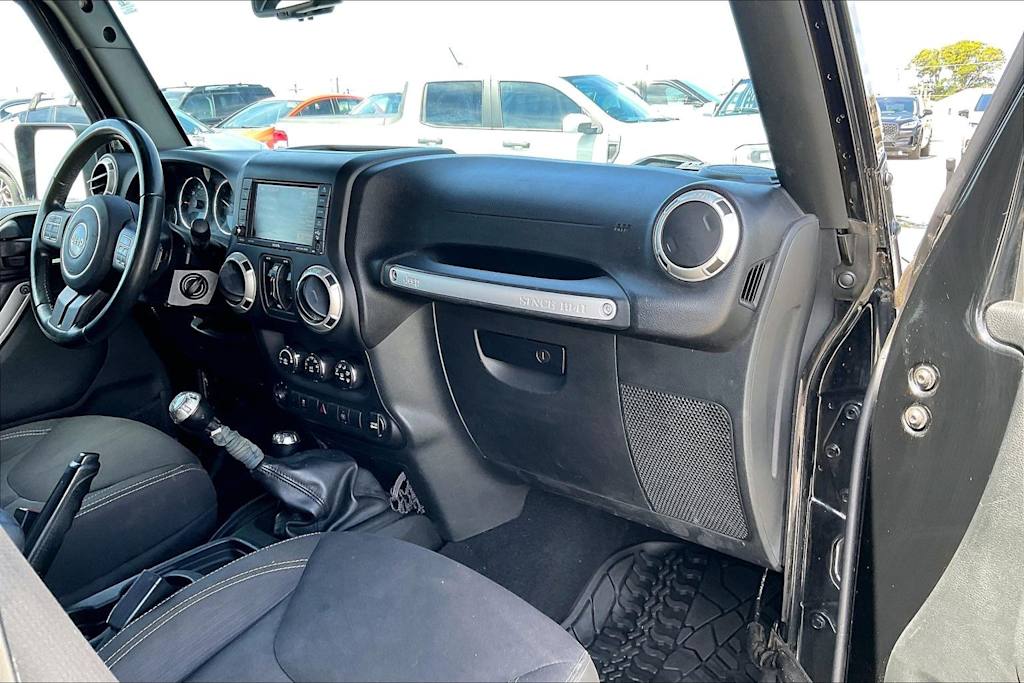 Thumbnail: 2017 Jeep Wrangler - 13