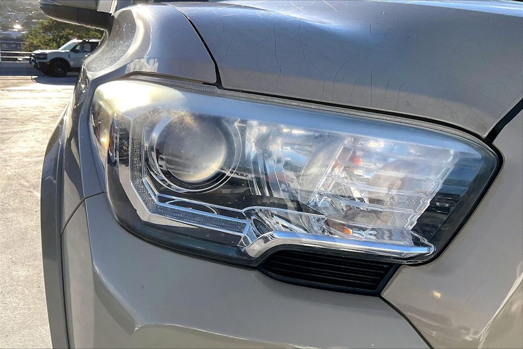 Thumbnail: 2019 Toyota Tacoma - 32