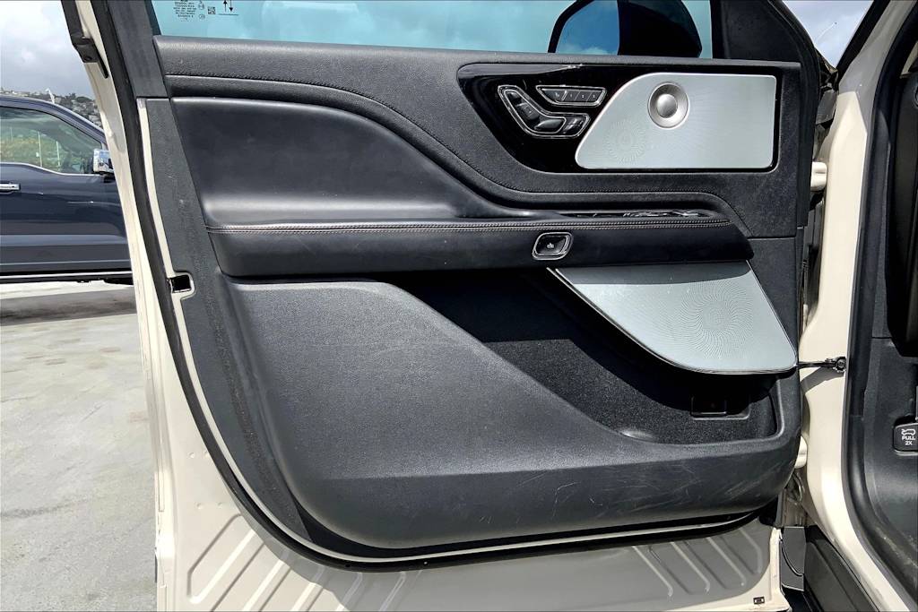 Thumbnail: 2022 Lincoln Aviator - 28
