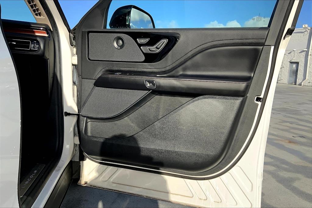 Thumbnail: 2022 Lincoln Aviator - 28