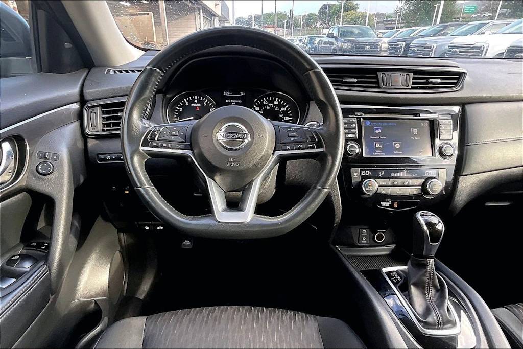 Thumbnail: 2017 Nissan Rogue - 14