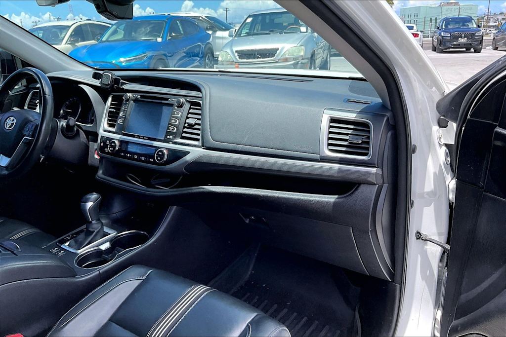 Thumbnail: 2017 Toyota Highlander - 14