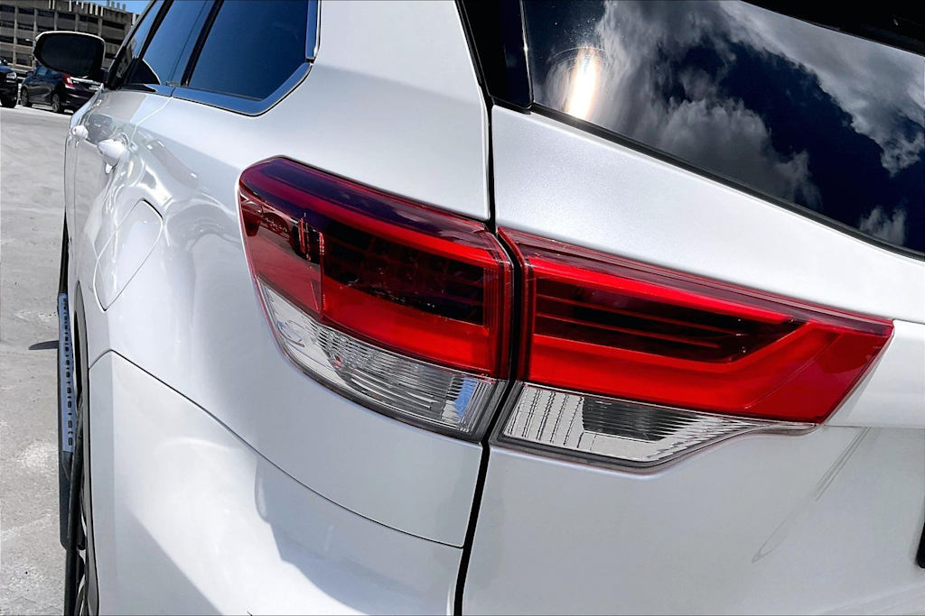 Thumbnail: 2017 Toyota Highlander - 32