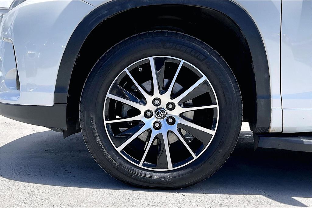 Thumbnail: 2017 Toyota Highlander - 8