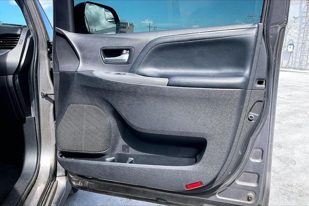 Thumbnail: 2016 Toyota Sienna - 28