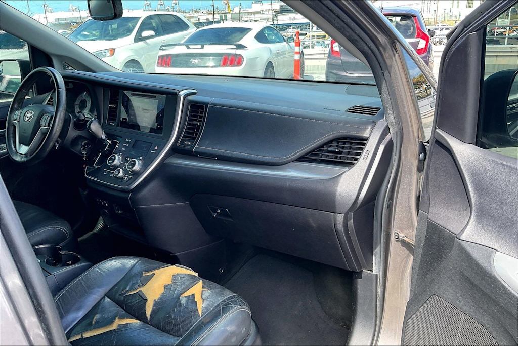 Thumbnail: 2016 Toyota Sienna - 15