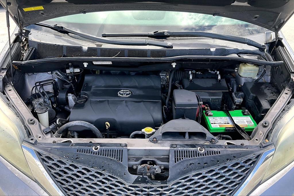 Thumbnail: 2016 Toyota Sienna - 9