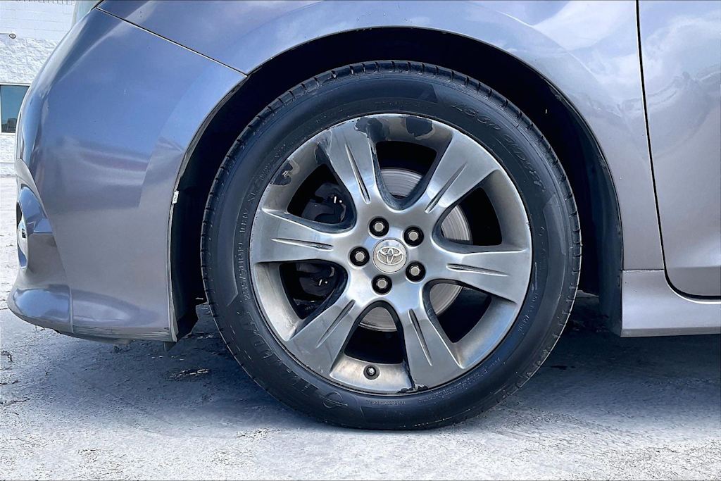Thumbnail: 2016 Toyota Sienna - 8