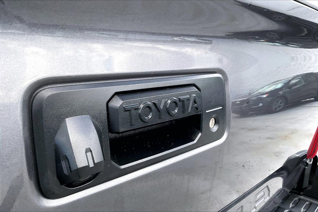 Thumbnail: 2018 Toyota Tacoma - 7