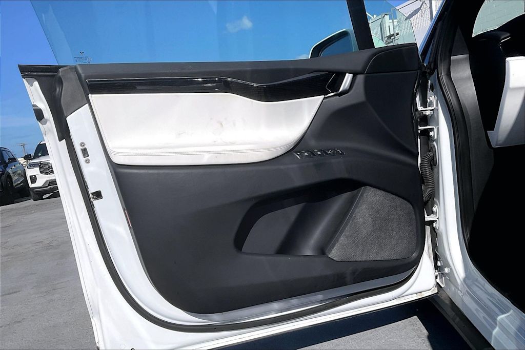 Thumbnail: 2020 Tesla Model X - 27