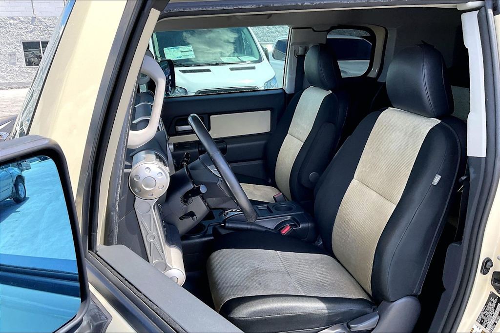 Thumbnail: 2010 Toyota FJ Cruiser - 11