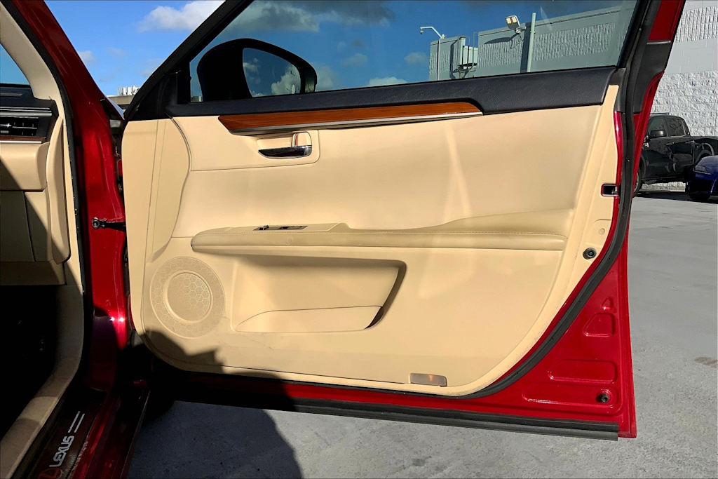 Thumbnail: 2014 Lexus ES - 28