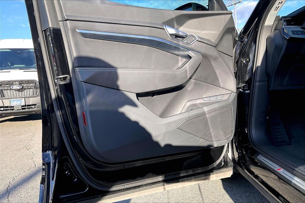 Thumbnail: 2022 Audi e-tron - 26