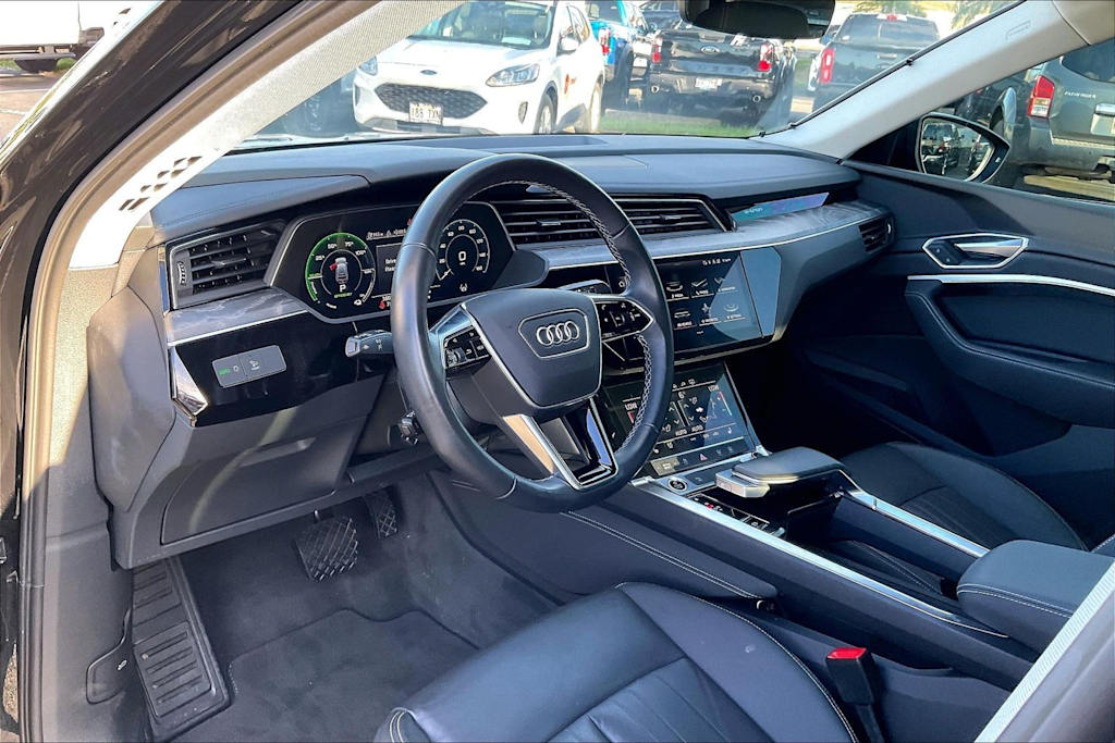 Thumbnail: 2022 Audi e-tron - 2