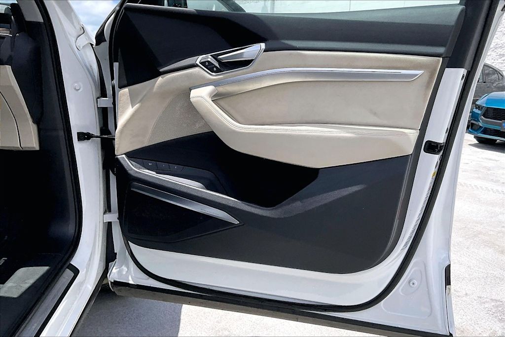 Thumbnail: 2019 Audi e-tron - 28