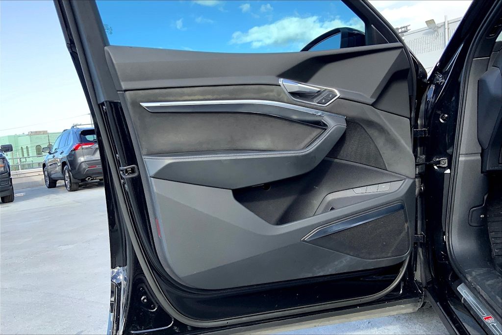 Thumbnail: 2022 Audi e-tron - 27