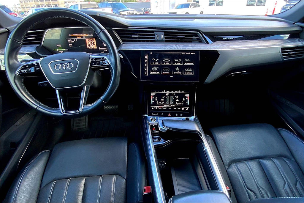 Thumbnail: 2022 Audi e-tron - 10