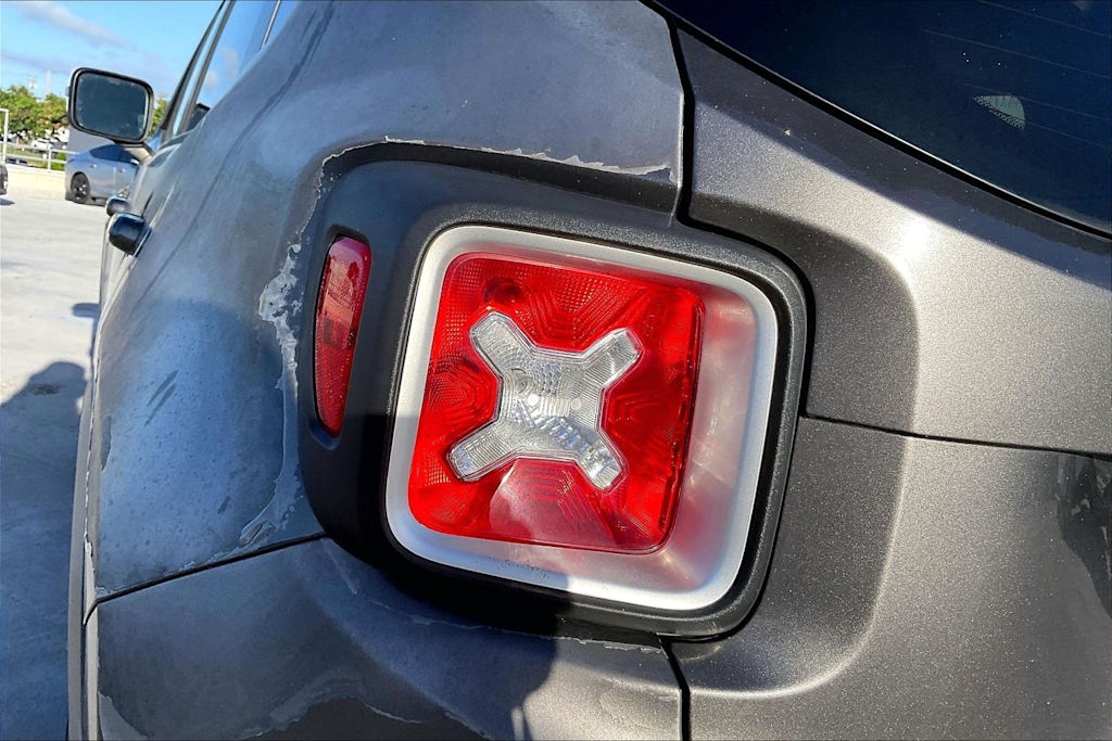 Thumbnail: 2016 Jeep Renegade - 32