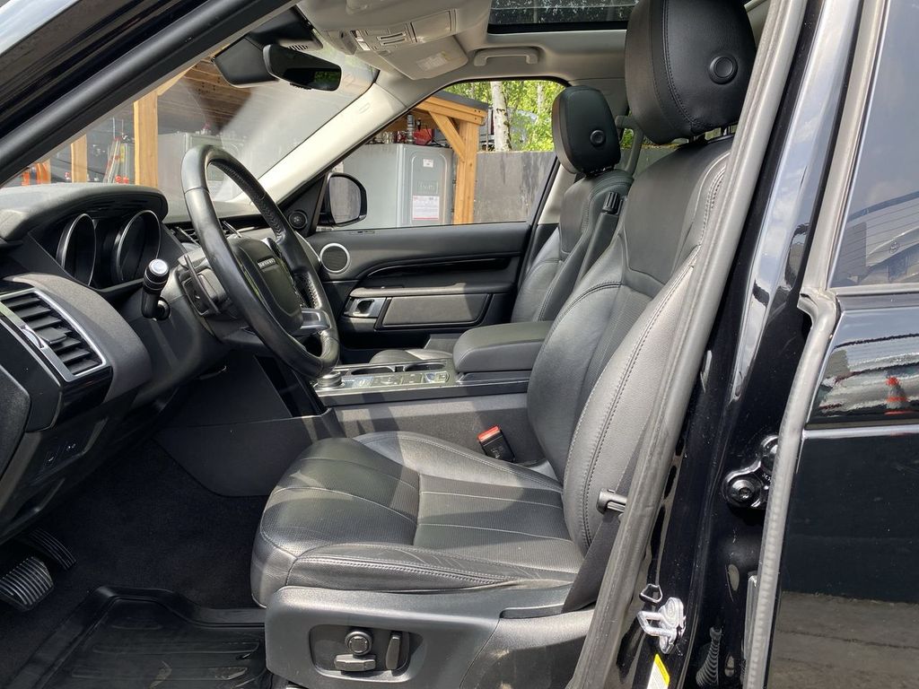 Thumbnail: 2019 Land Rover Discovery - 10