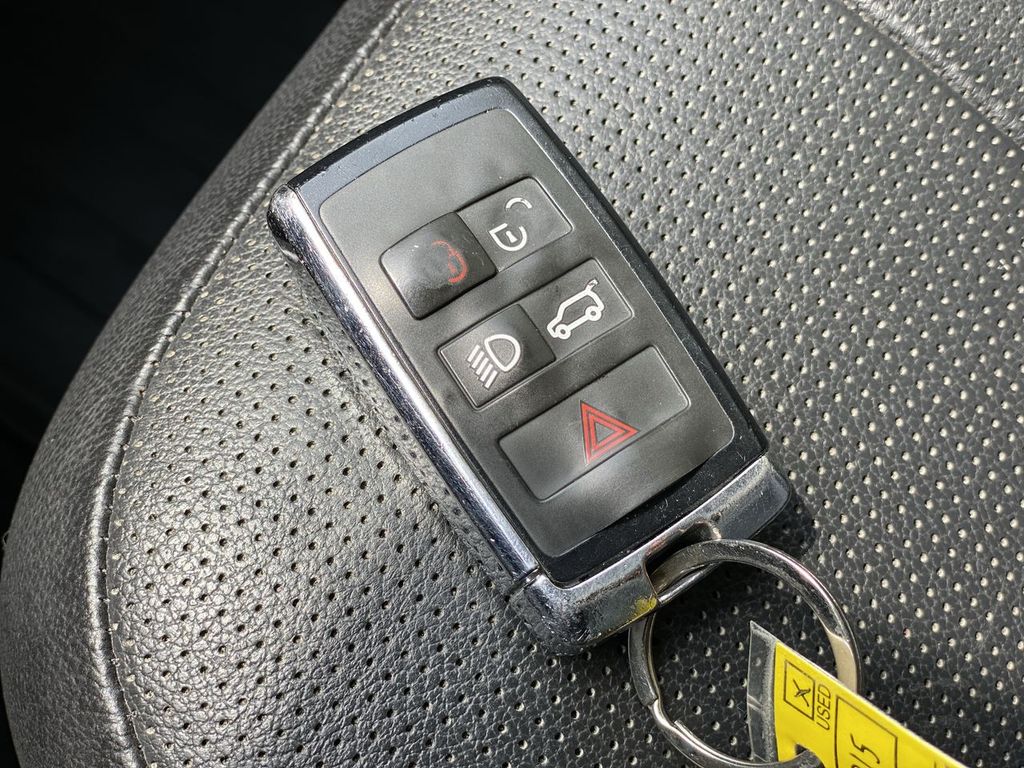 Thumbnail: 2019 Land Rover Discovery - 18