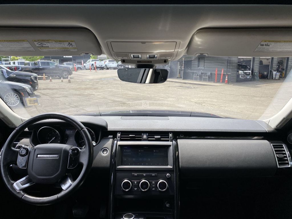 Thumbnail: 2019 Land Rover Discovery - 9