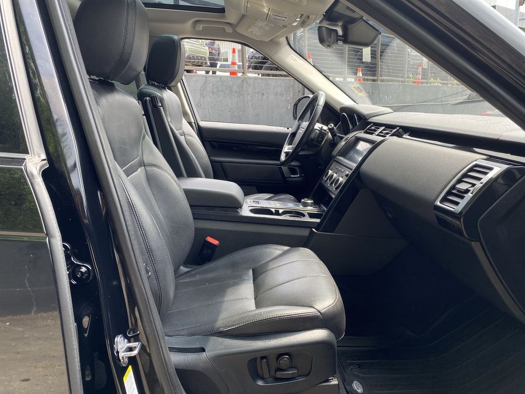 Thumbnail: 2019 Land Rover Discovery - 11