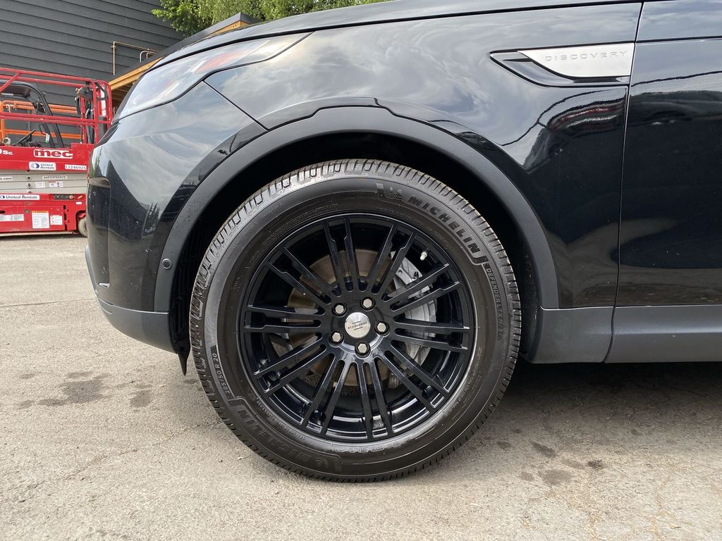 Thumbnail: 2019 Land Rover Discovery - 7