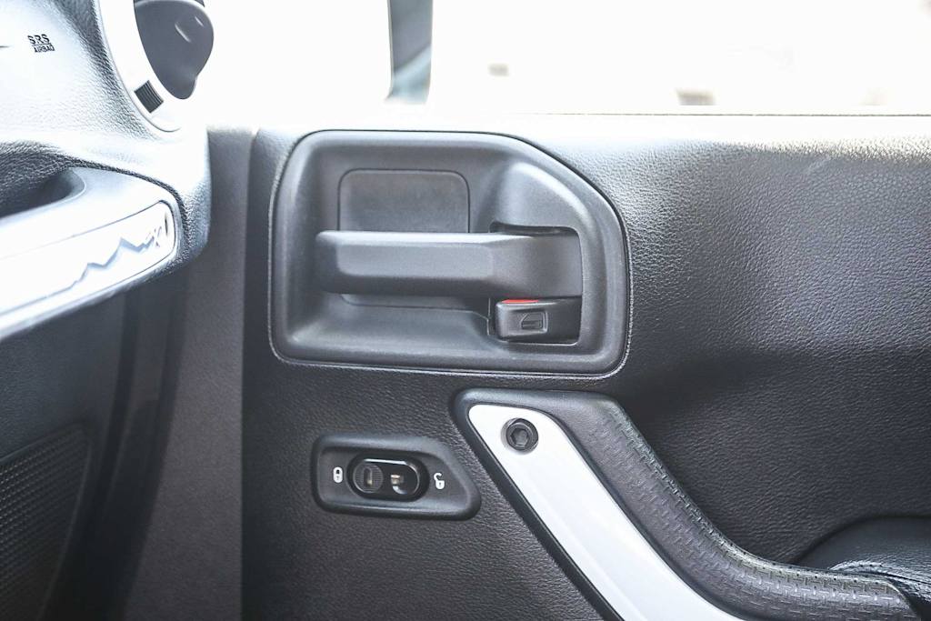 Thumbnail: 2015 Jeep Wrangler - 23
