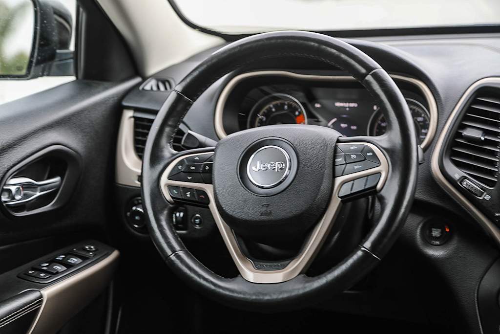 Thumbnail: 2018 Jeep Cherokee - 12