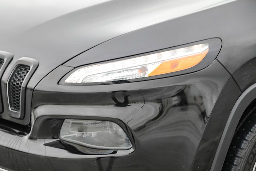 Thumbnail: 2018 Jeep Cherokee - 19
