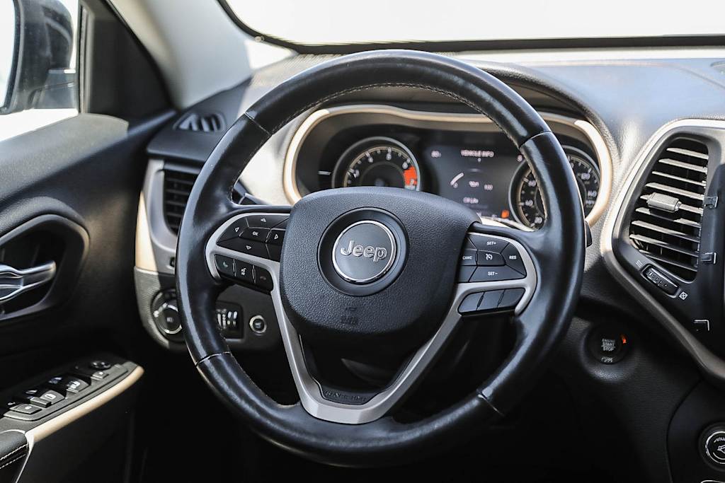 Thumbnail: 2018 Jeep Cherokee - 12