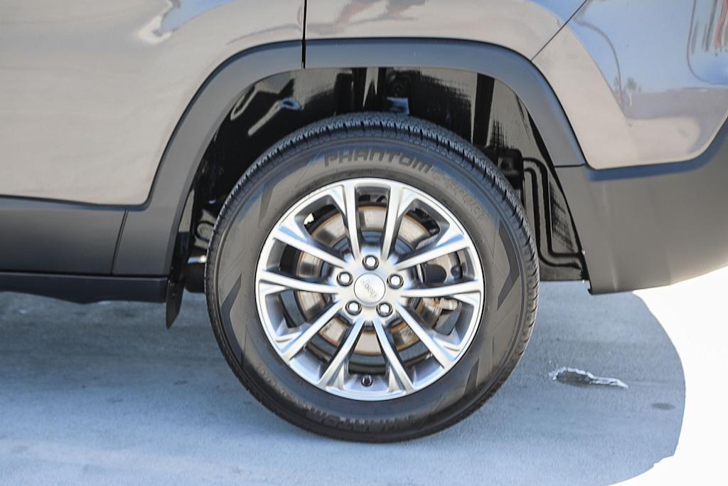 Thumbnail: 2021 Jeep Cherokee - 21