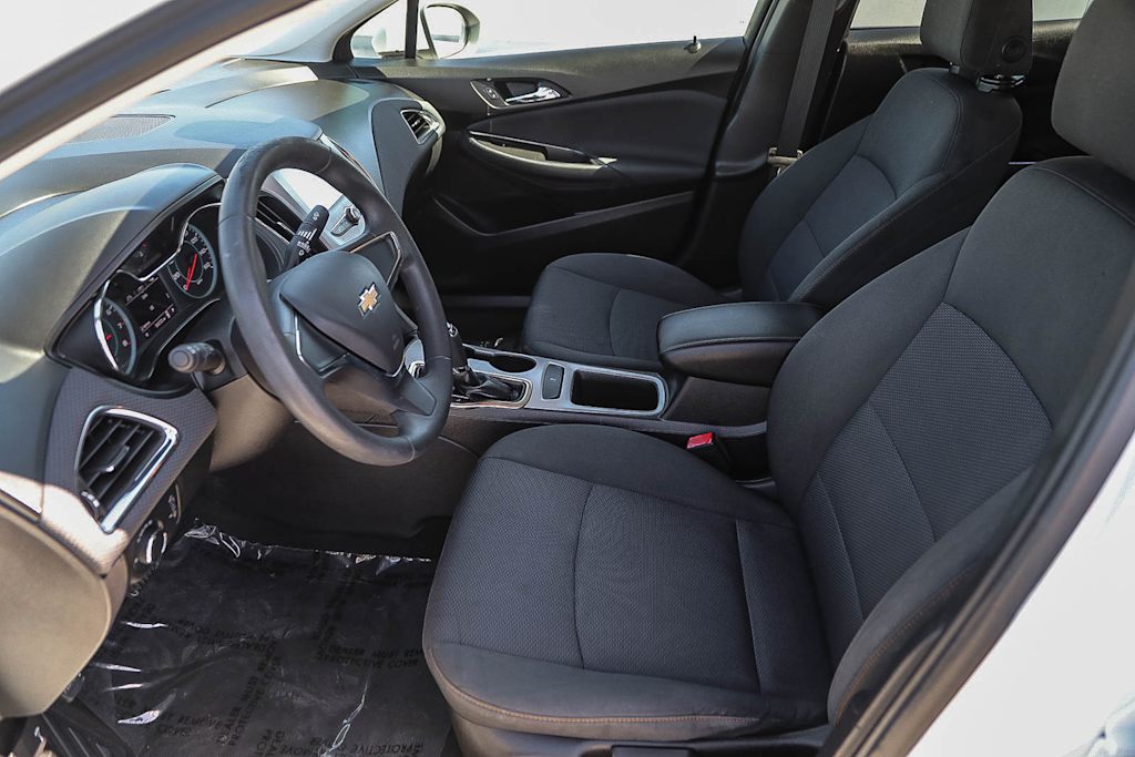 Thumbnail: 2018 Chevrolet Cruze - 10