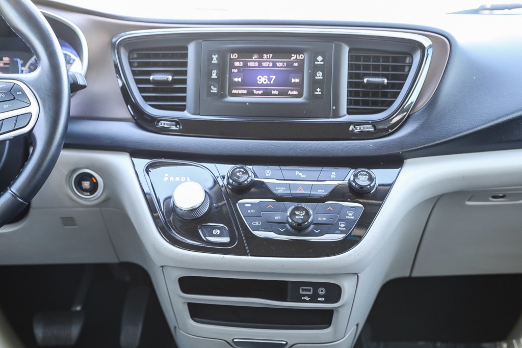 2017 Chrysler Pacifica Touring 12