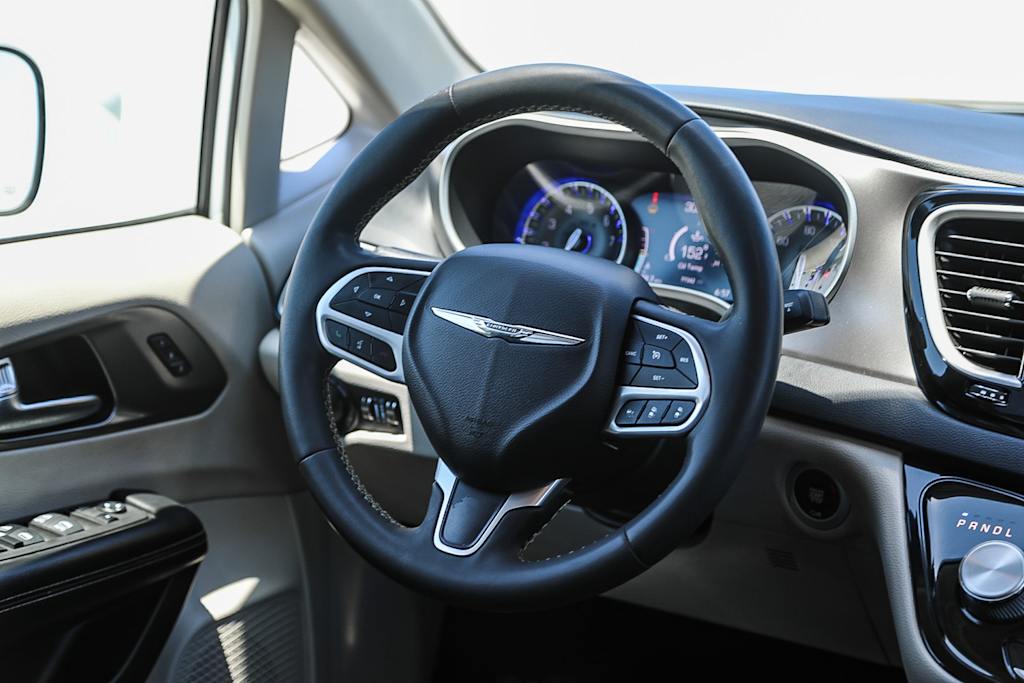 Thumbnail: 2022 Chrysler Pacifica - 8