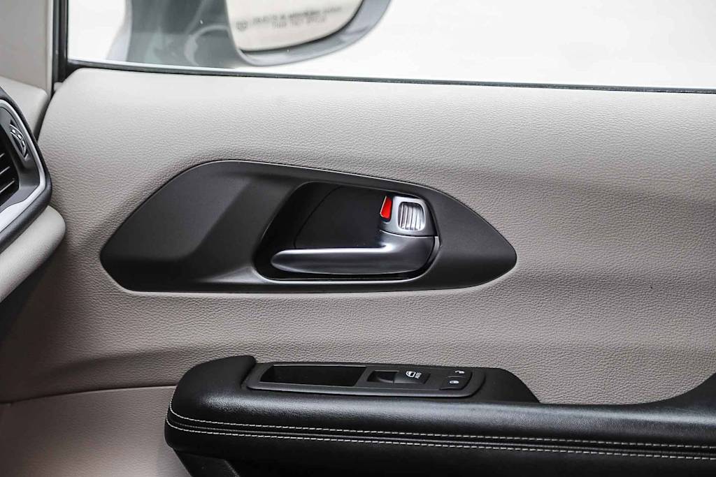 Thumbnail: 2022 Chrysler Pacifica - 24