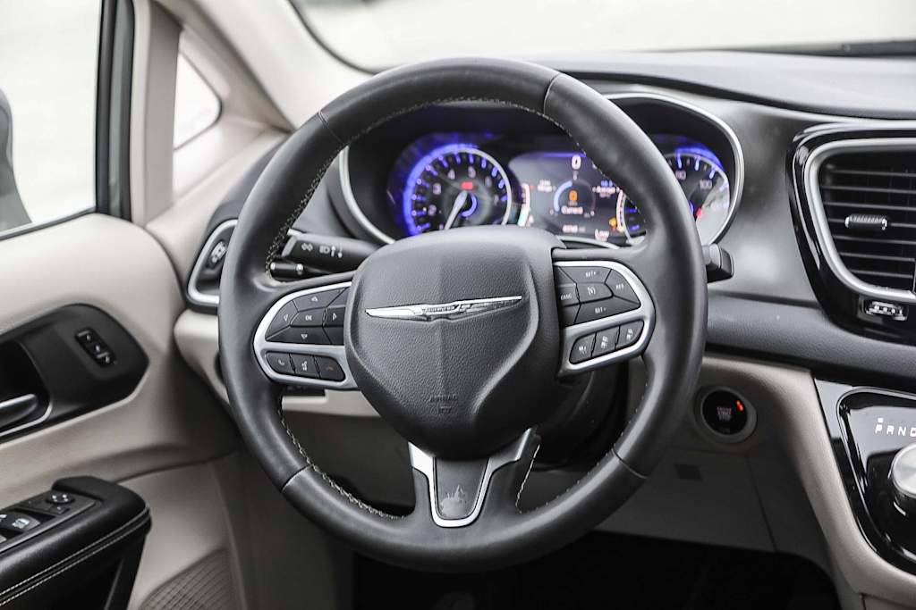 Thumbnail: 2022 Chrysler Pacifica - 8