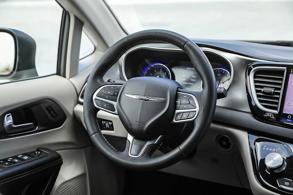 Thumbnail: 2023 Chrysler Pacifica - 8