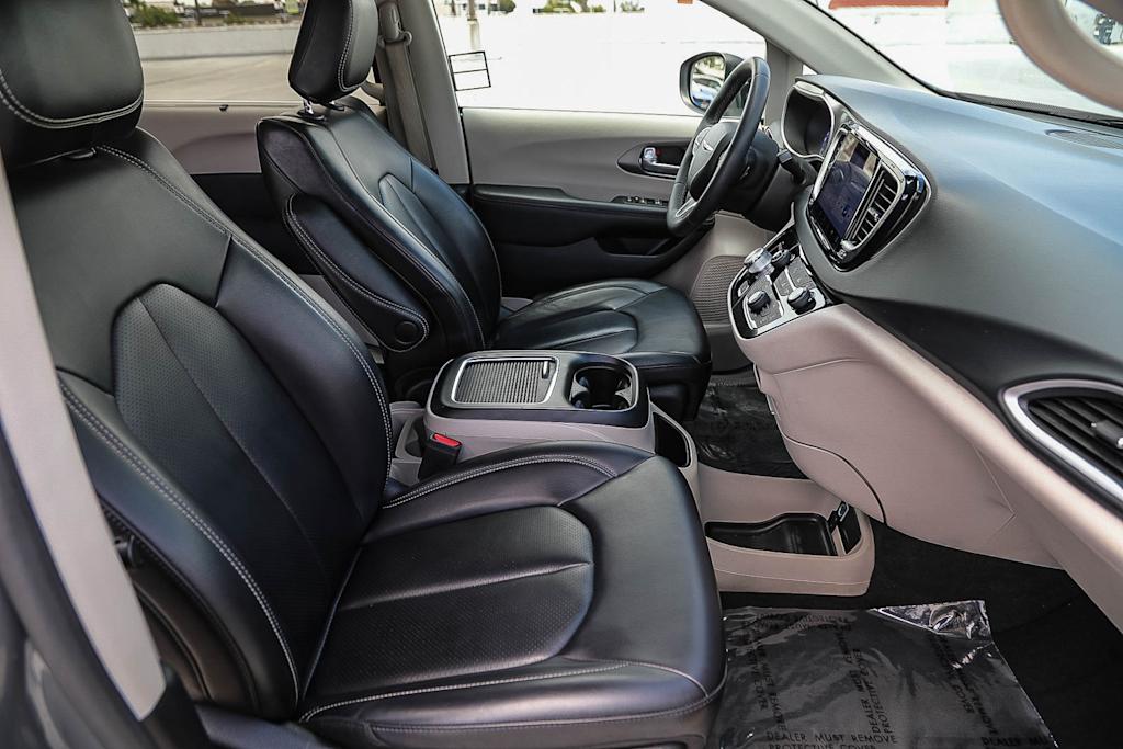 Thumbnail: 2023 Chrysler Pacifica - 9