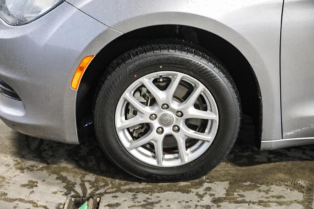 Thumbnail: 2019 Chrysler Pacifica - 4