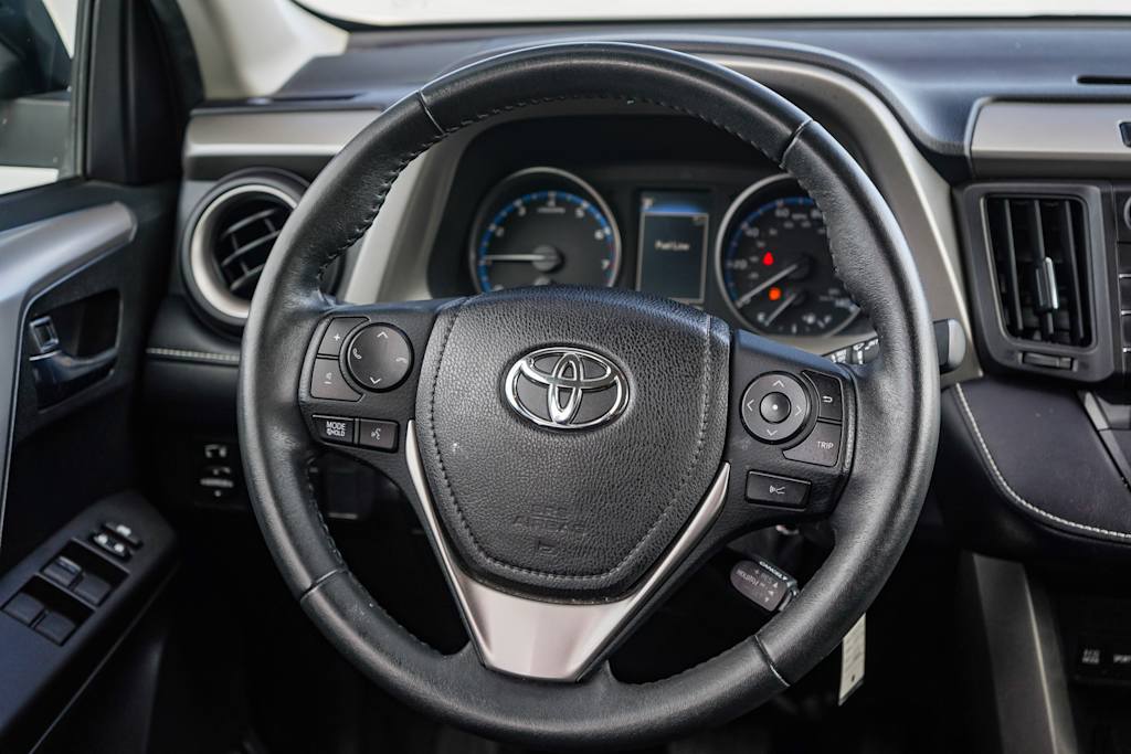 2017 Toyota RAV4 XLE 9