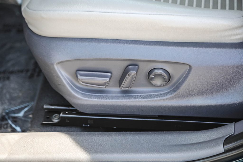 Thumbnail: 2019 Toyota Camry - 21