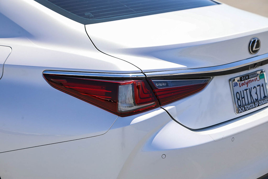 Thumbnail: 2019 Lexus ES - 20
