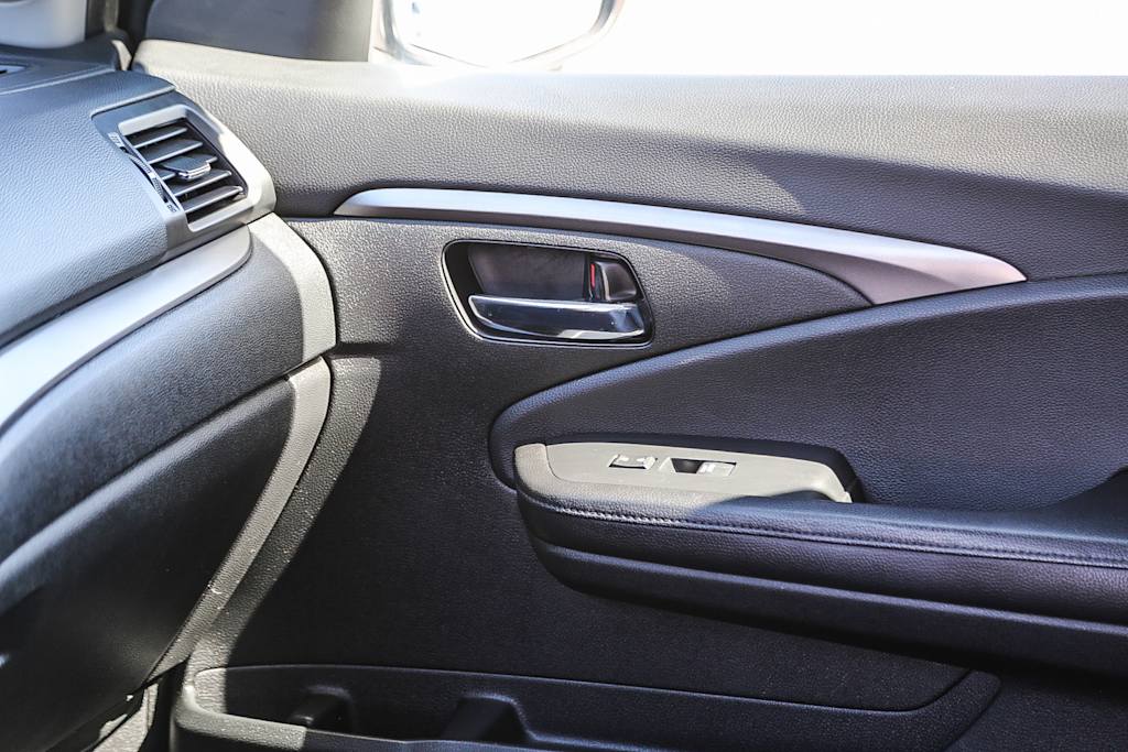 Thumbnail: 2017 Honda Pilot - 23