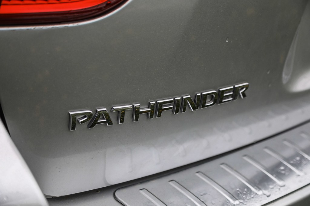 2017 Nissan Pathfinder SL 19