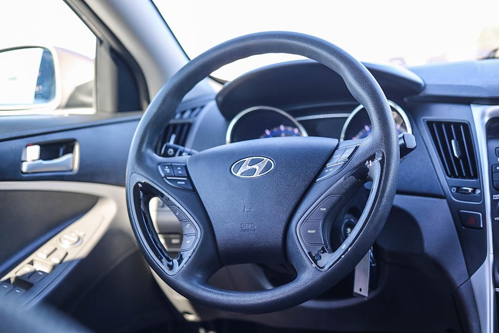 Thumbnail: 2012 Hyundai Sonata - 12