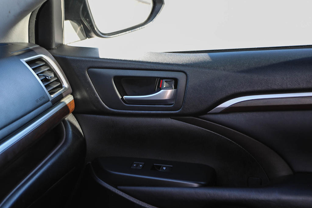 Thumbnail: 2016 Toyota Highlander - 24