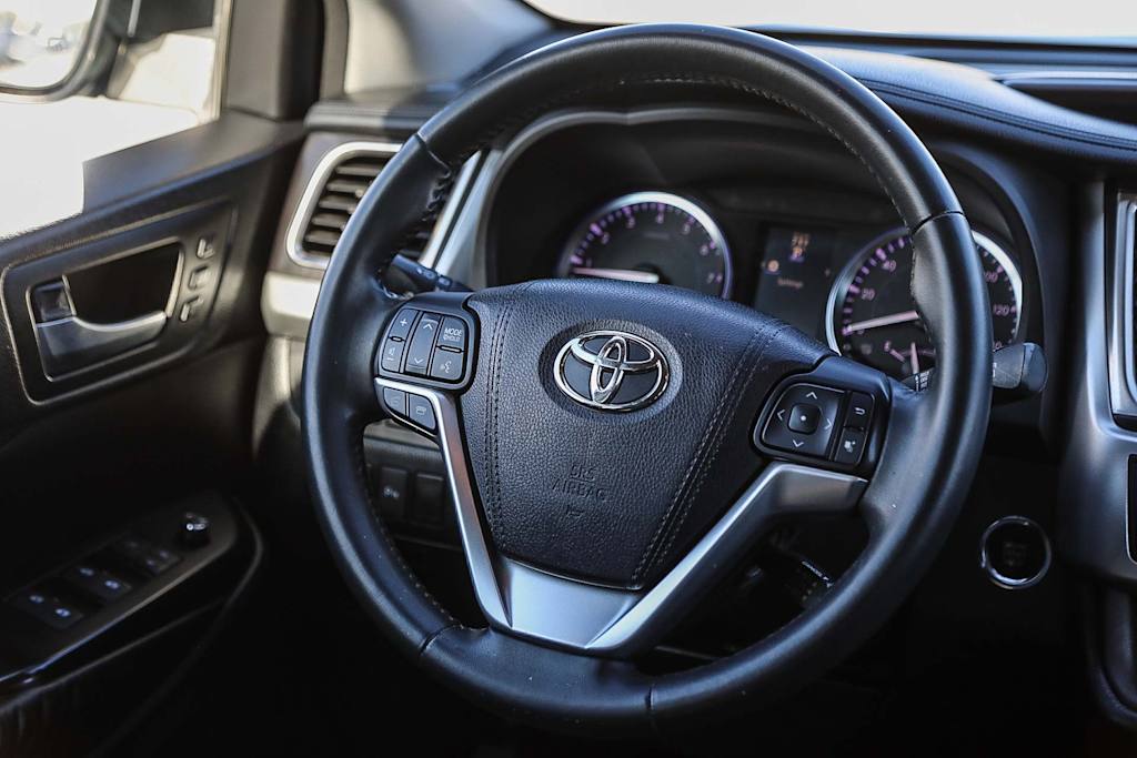 Thumbnail: 2016 Toyota Highlander - 9