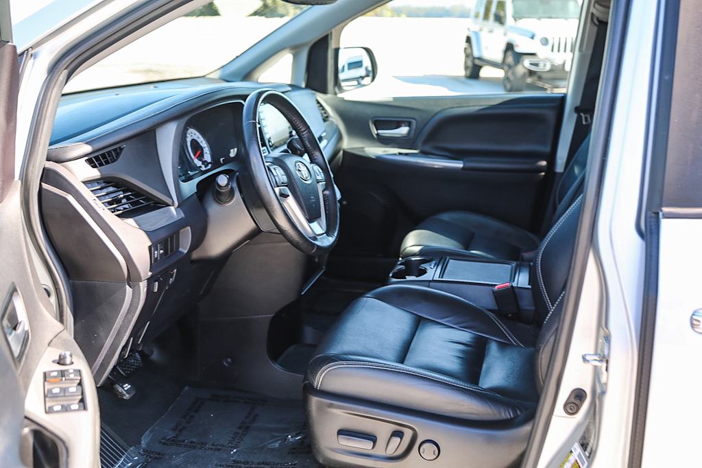 Thumbnail: 2019 Toyota Sienna - 10