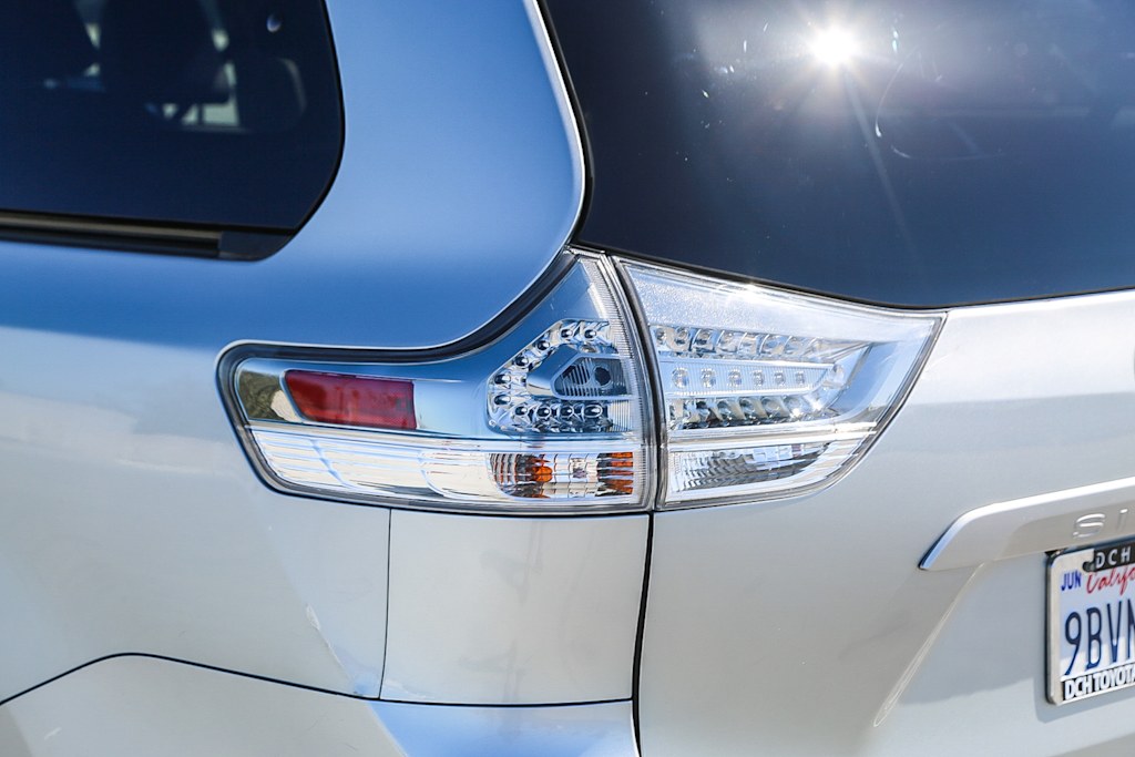 Thumbnail: 2019 Toyota Sienna - 18